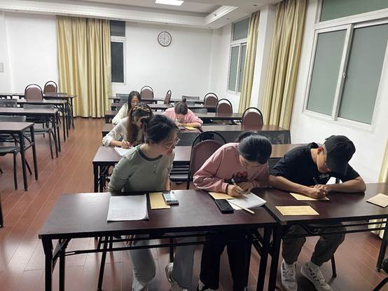 一群人在房间里的沙发和桌子低可信度描述已自动生成