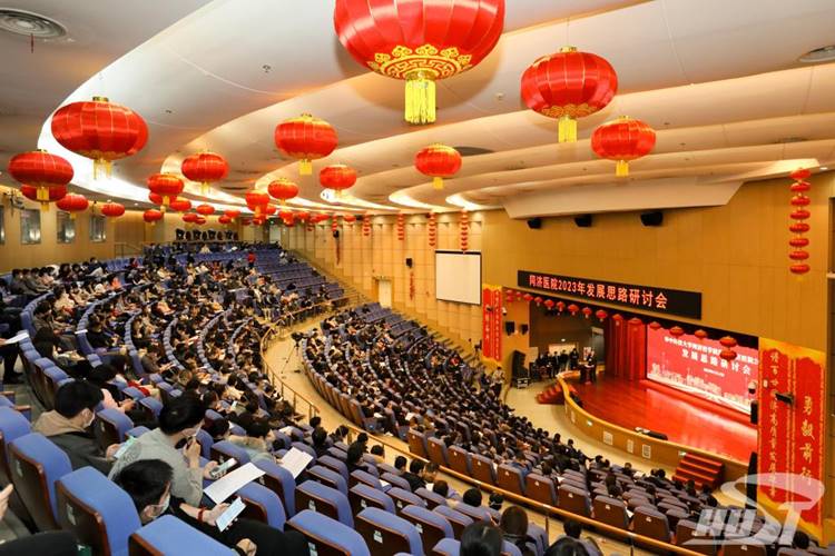 http://news.hust.edu.cn/__local/D/18/F0/DEE3E4B84ED0E1E43D751B5A5E7_18DFCD4D_23521.jpg