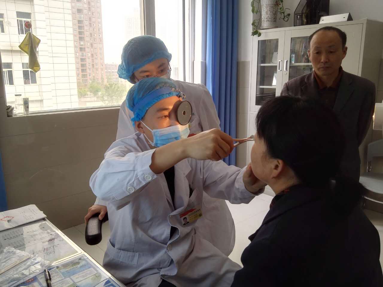耳鼻喉科博士王志超、杜智全为患者行鼻腔检查.jpg 耳鼻喉科博士王志超、杜智全为患者行鼻腔检查.jpg