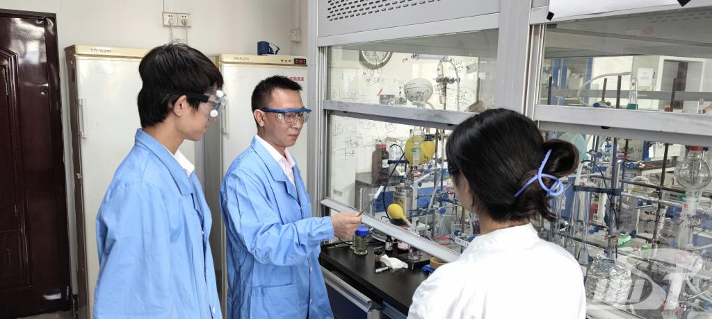http://news.hust.edu.cn/__local/3/4D/91/1BD5EDF130A44D9361D90559AA4_C1D16DE1_13455.jpg