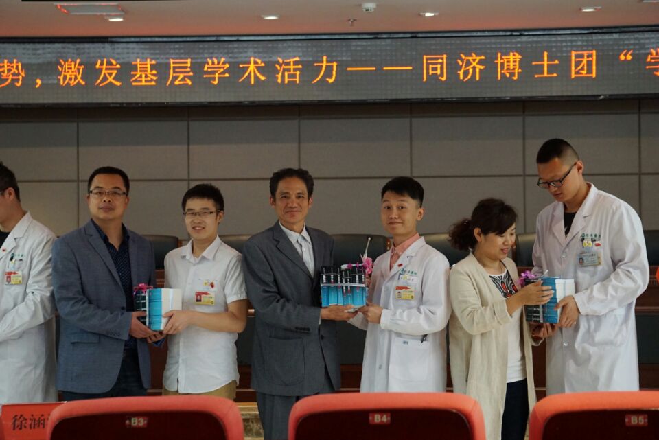 博士团向图书馆赠送《诊疗手册》.jpg 博士团向图书馆赠送《诊疗手册》.jpg