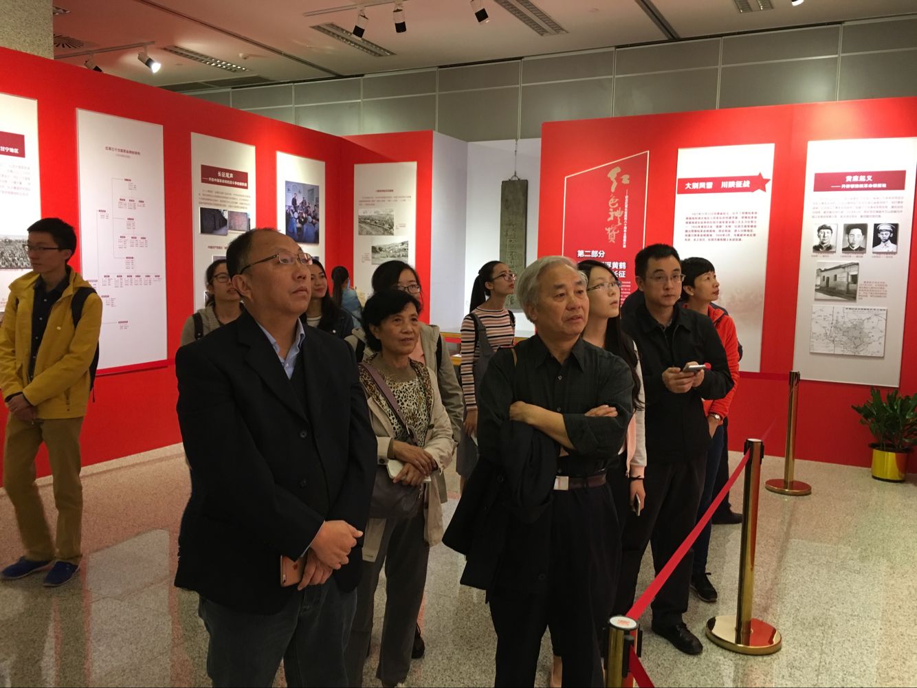 参观长征胜利80周年主题图片展3.jpg