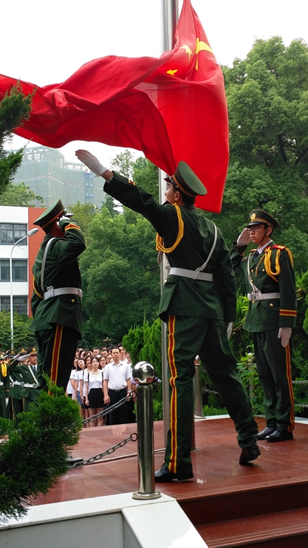 毕业生升国旗告别母校--冯霞摄05.jpg 毕业生升国旗告别母校--冯霞摄05.jpg