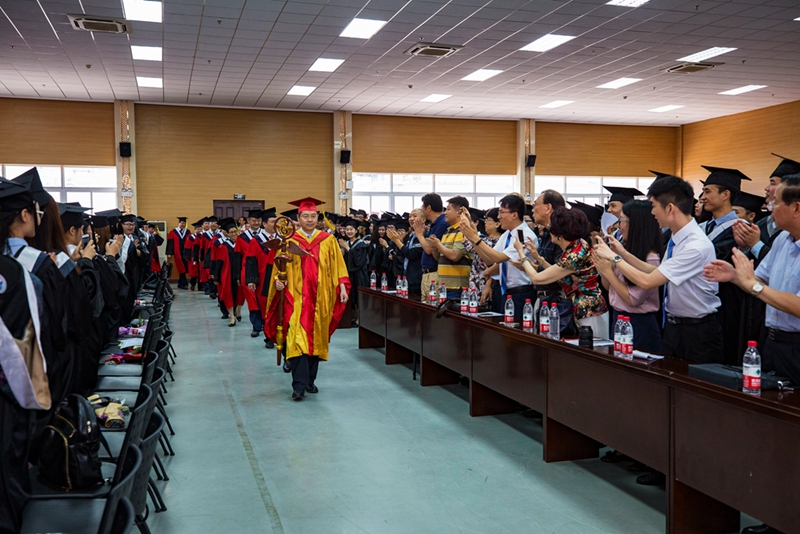 丁校长手持蛇杖引领导师团---苏军摄11.jpg 丁校长手持蛇杖引领导师团---苏军摄11.jpg