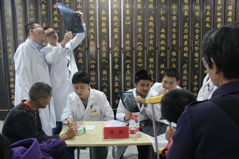 博士团成员积极为患者诊疗.jpg 博士团成员积极为患者诊疗.jpg