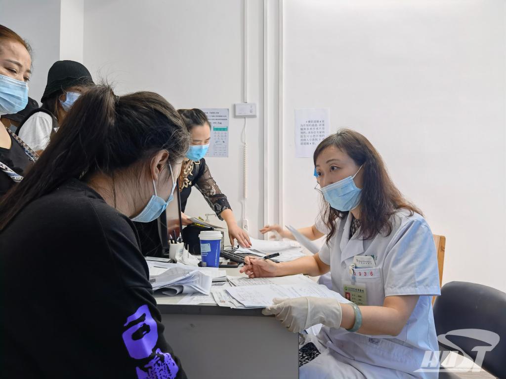 http://news.hust.edu.cn/__local/8/DF/5B/38A624C4B45EEAC5D6643FB7D72_80937F6D_1251A.jpg