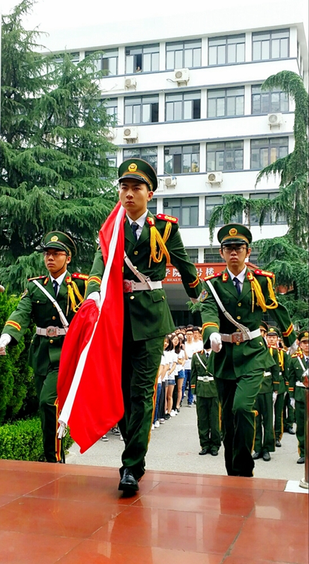 毕业生升国旗告别母校2--冯霞摄04.jpg 毕业生升国旗告别母校2--冯霞摄04.jpg