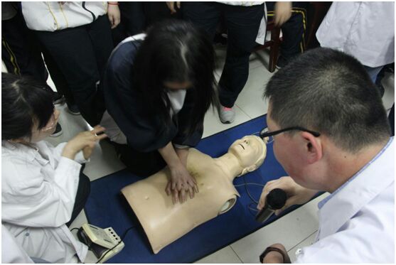 同学们在模拟人上进行操作.jpg 同学们在模拟人上进行操作.jpg