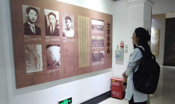 4 同济研究生党总支书记侯长荣同志参与活动进行参观.jpg 4 同济研究生党总支书记侯长荣同志参与活动进行参观.jpg