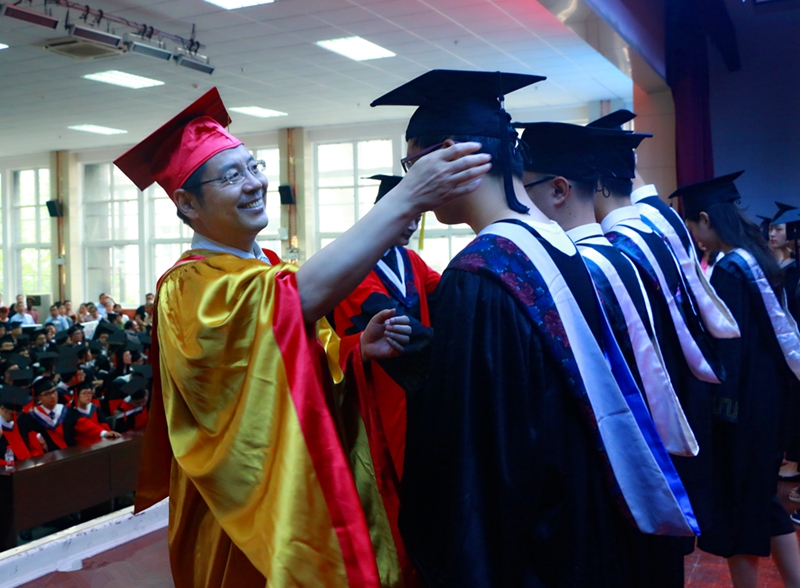 丁校长为学生拨学位帽上的帽穗 冯霞摄12.jpg 丁校长为学生拨学位帽上的帽穗 冯霞摄12.jpg