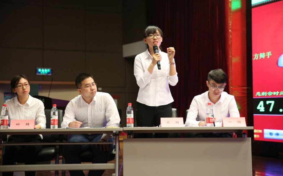 辩手胡怡南同学强烈维护己方观点.jpg 辩手胡怡南同学强烈维护己方观点.jpg