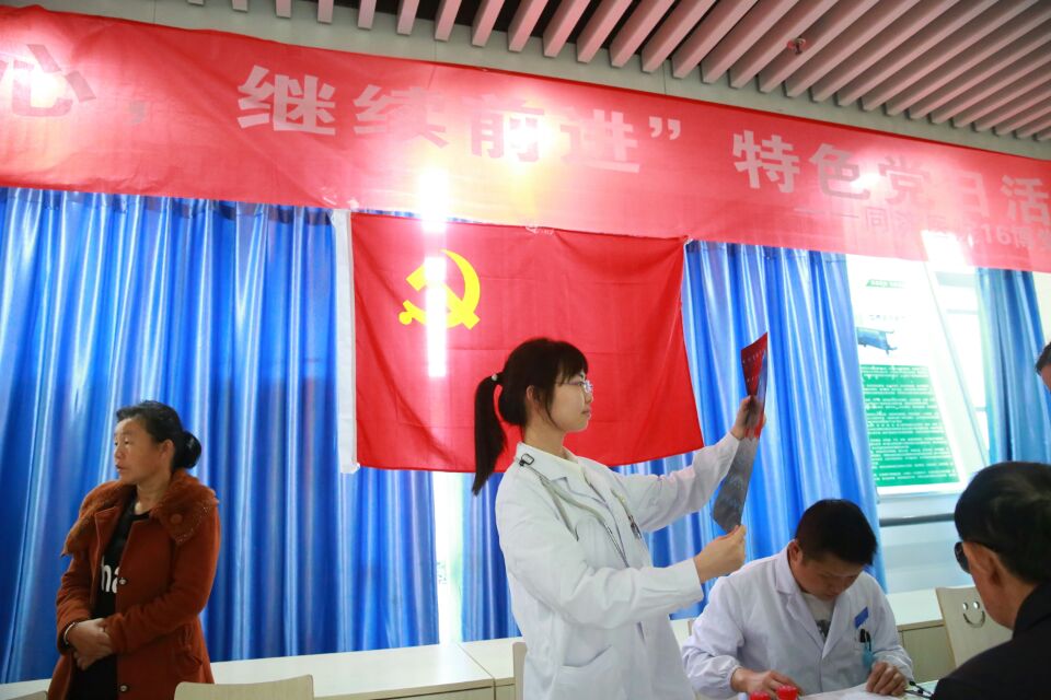 心血管内科博士李媛媛正在读片、身后的党旗格外鲜艳.jpg 心血管内科博士李媛媛正在读片、身后的党旗格外鲜艳.jpg