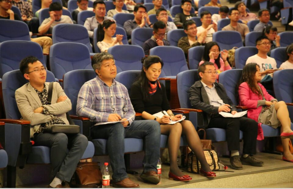 评委老师们认真观看比赛并记录.jpg 评委老师们认真观看比赛并记录.jpg